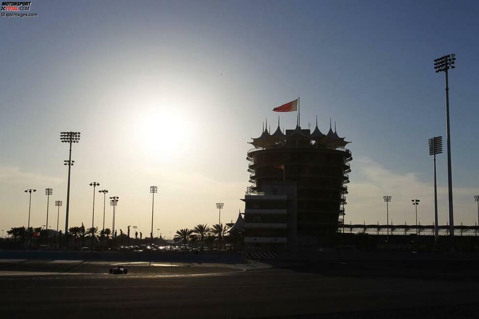 Die Außentemperatur bewegte sich während der vier Tage in einem engen Fenster zwischen 22 und 30 Grad Celsius, der Asphalt des Bahrain International Circuit war minimal 25 und maximal 39 Grad Celsius warm.
