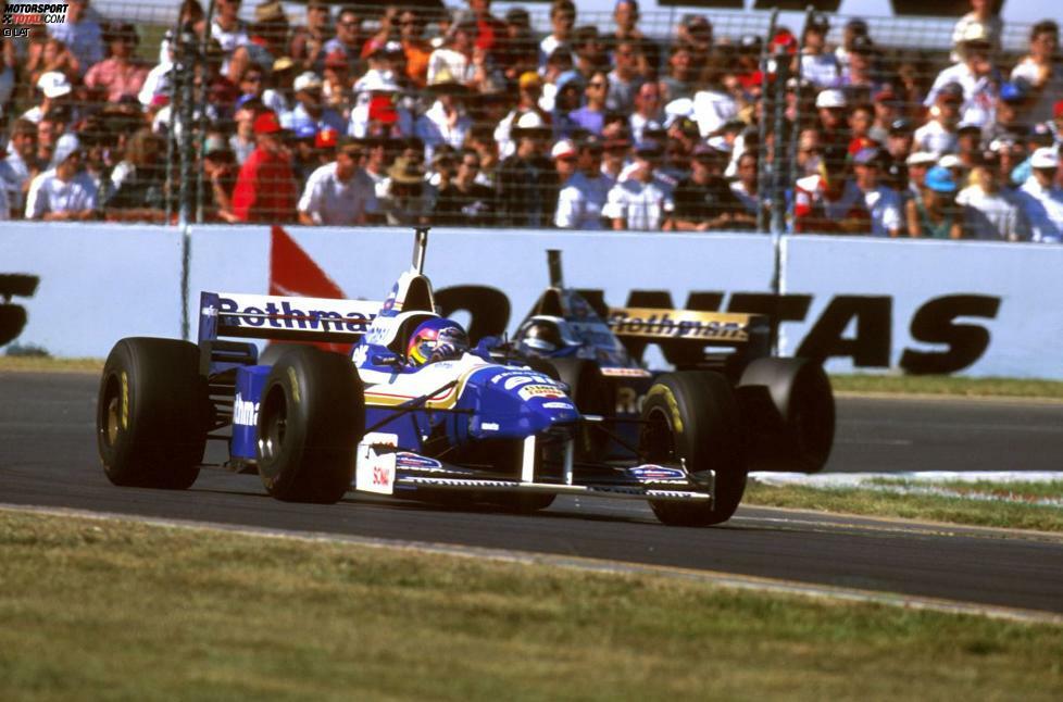 Der erste Australien-Grand-Prix in Melbourne 1996 ist geprägt von der Williams-Dominanz. Gleich bei seinem Formel-1-Debüt führt Jacques Villeneuve rundenlang vor seinem Teamkollegen Damon Hill. Ein Öl-Leck bei Villeneuve sorgt für schlechte Sicht bei Hill, ermöglicht diesem aber auch das Überholen. Am Ende gewinnt der Brite vor dem Kanadier.
