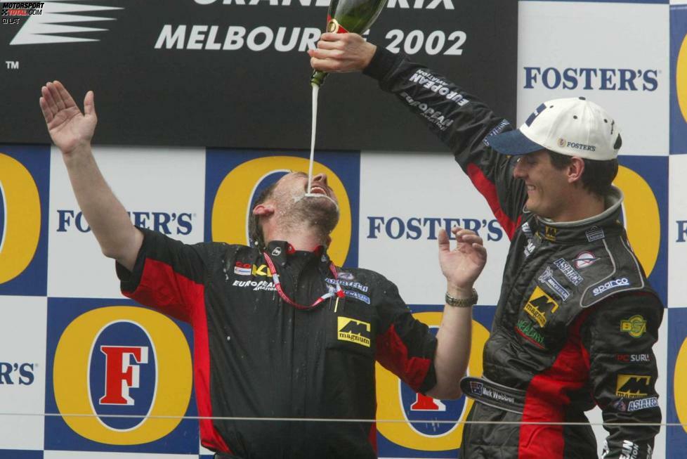 2002 feiern die australischen Fans ihren Landsmann Mark Webber (und Teamchhef Paul Stoddart, ebenfalls ein Australier), nachdem dieser im unterlegenen Minardi den fünften Platz erreicht hat. Ein Startcrash, bei dem acht Autos ausscheiden, ermöglicht Webber diesen Erfolg bei seinem Debüt in der Königsklasse.