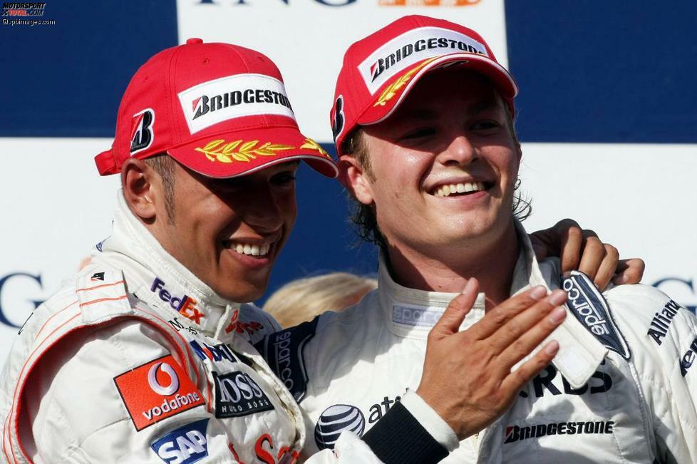 2008 feiert Lewis Hamilton in Melbourne den ersten Sieg seiner Weltmeister-Saison zusammen mit Kumpel Nico Rosberg, der zum ersten Mal in seiner Formel-1-Karriere auf dem Treppchen steht. Neben den beiden späteren Teamkollegen bekommt auch Nick Heidfeld seine verdiente Champagnerdusche.