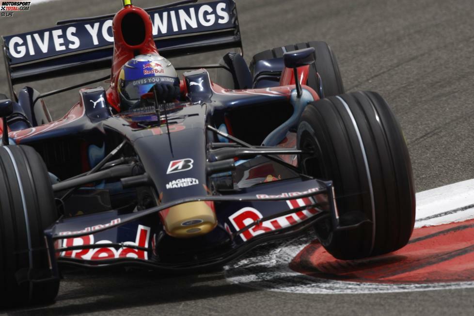 Das Sinnbild des Pechs ist damals Sebastian Vettel. Zu Saisonbeginn 2008 fällt der Toro-Rosso-Pilot viermal in Folge aus. Bahrain ist eines von drei Rennen, in denen der Heppenheimer nicht einmal die erste Runde übersteht. Nach einer Kollision mit einem Force India raucht sein Bolide gewaltig. Er kann nicht weiterfahren.