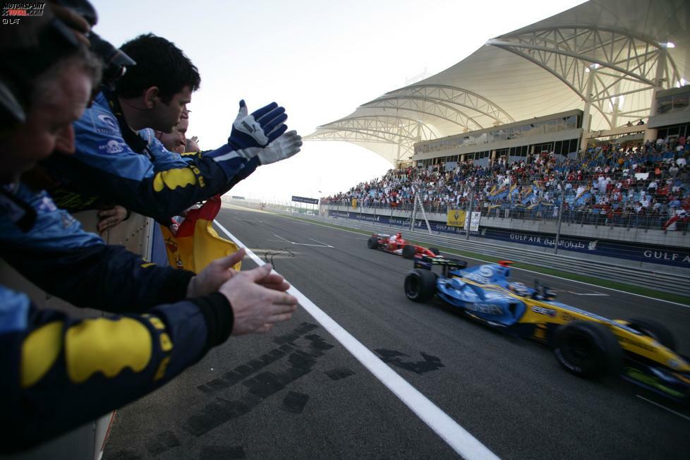 Ein Jahr später feiert Bahrain einmalig Premiere als Auftakt statt Australien. Das Rennen gibt einen Vorgeschmack auf den Saisonverlauf. Nach dem letzten Boxenstopp spitzt sich das Duell zwischen Fernando Alonso und Michael Schumacher zu. Auf dem Weg in Kurve 1 liegen beide Seite an Seite, bevor sich der Spanier schließlich durchsetzt.