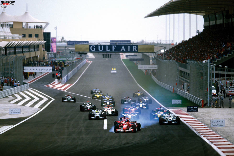 Wir schreiben das Jahr 2004, als die Formel 1 in eine neue Welt eintaucht: Erstmals findet ein Grand Prix in Arabien statt. Das Besondere an der von Hermann Tilke gebauten Strecke: Sie wurde direkt in die Wüste gepflanzt. Die Hitze wird für Fahrer und Material zur großen Herausforderung ...