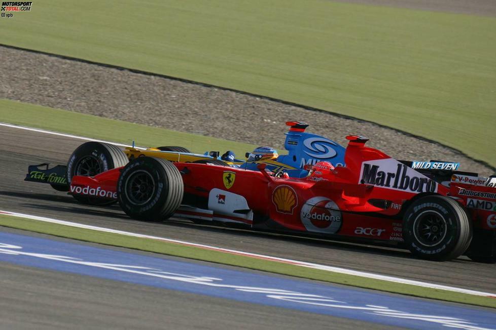 Ein Jahr später feiert Bahrain seine Premiere als Saisonauftakt, weil man die Rolle vorrübergehend von Melbourne übernommen hat. Das Rennen in der Wüste gibt schon einen Vorgeschmack auf den weiteren Saisonverlauf. Nach dem letzten Boxenstopp spitzt sich das Duell zwischen Fernando Alonso und Michael Schumacher zu. Auf dem Weg in Kurve eins liegen beide Seite an Seite, bevor sich der Spanier schließlich durchsetzen kann.