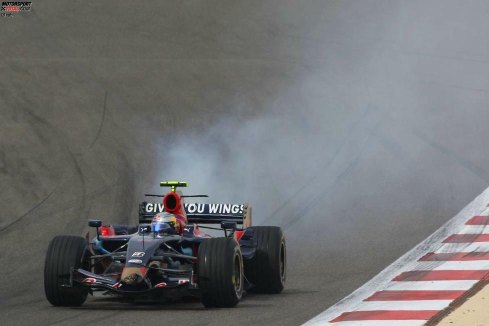 Das Sinnbild des Pechs ist damals auf jeden Fall Sebastian Vettel. Zu Saisonbeginn 2008 fällt der Toro-Rosso-Pilot gleich viermal in Folge aus. Bahrain ist dabei eines von drei Rennen, in denen der Heppenheimer nicht einmal die erste Runde übersteht. Nach einer Kollision mit einem Force India raucht sein Bolide gewaltig und kann nicht mehr weiterfahren.