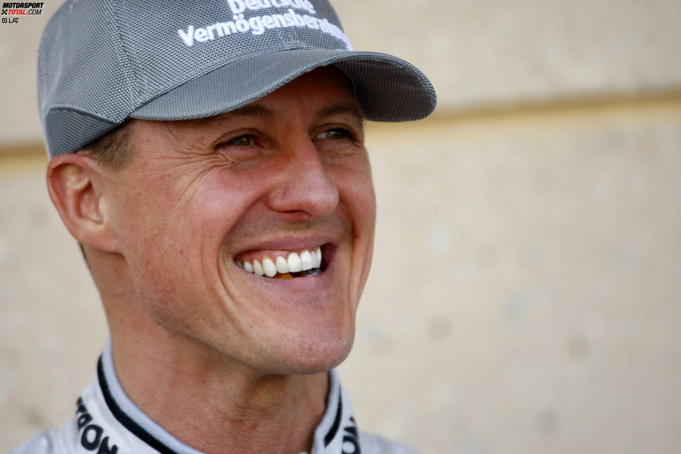 Er ist wieder da: Michael Schumacher feiert im gleichen Rennen nach drei Jahren sein Comeback, allerdings ist er nicht mehr im gewohnten Rot der Scuderia unterwegs - der Rekord-Weltmeister trägt jetzt Silber. Sein Auftritt im ersten Rennen kann sich dabei durchaus sehen lassen: Der Kerpener wird im Rennen Sechster, nur knapp hinter Teamkollege Nico Rosberg.