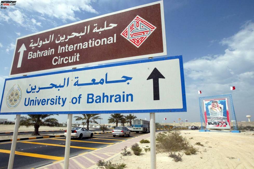 Doch Bahrain zeigt auch sein unrühmliches Gesicht: Eigentlich sollte auch ein Jahr später der Saisonauftakt auf der Wüsteninsel über die Bühne gehen, doch die politische Situation im Land sorgt dafür, dass das Rennen abgesagt werden muss: Der Formel 1 ist es einfach zu gefährlich, um sich auf den Weg nach Manama zu machen - die Strecke bleibt leer.