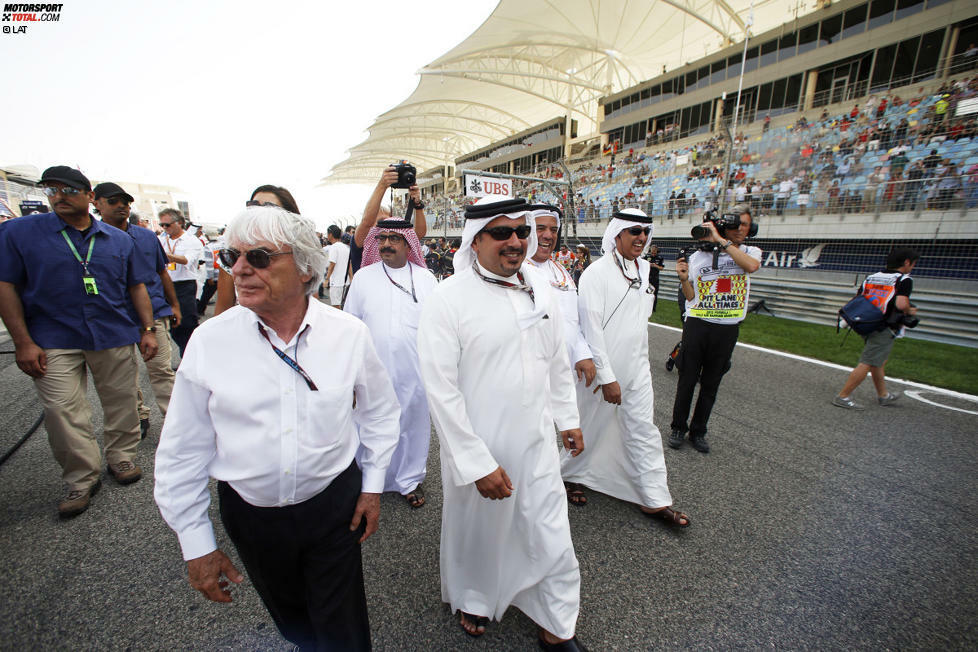 Komplett aus Bahrain zurückziehen will sich die Königsklasse allerdings nicht: Schon ein Jahr später schickt Bernie Ecclestone den Tross wieder in das Land, um dort seine große Show abzuhalten. Von Seiten des Königshauses versichert man den Beteiligten, dass keine Gefahr für die Veranstaltung bestünde - ein paar Fernsehanstalten treten die Reise aber dennoch nicht an.