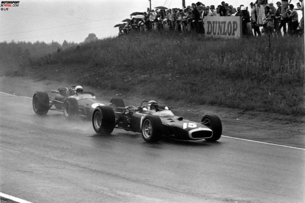 1967 findet im Mosport Park in Bowmanville das erste Formel-1-Rennen in Kanada statt - und sorgt gleich für mehrere Highlights. Mit über 2:40 Stunden ist der verregnete Grand Prix das längste Rennen der gesamten Saison. Jackie Stewart, hier in Führung vor Jack Brabham, sieht die Zielflagge am Ende nicht.