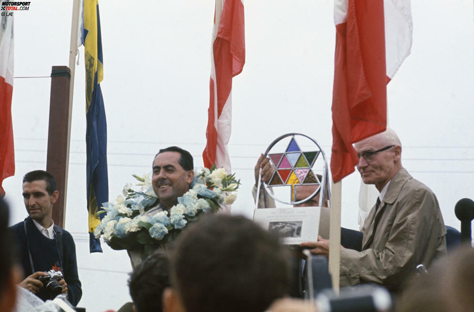 Am Ende siegt Brabham vor seinem Teamkollegen Denny Hulme, das Brabham-Team sichert sich durch diesen Doppelsieg bereits vorzeitig den Konstrukteurs-Titel. Der dritte Platz auf dem Podest geht an den viermaligen Grand-Prix-Sieger Dan Gurney, für den es in seiner Karriere der letzte Platz auf dem Treppchen ist.