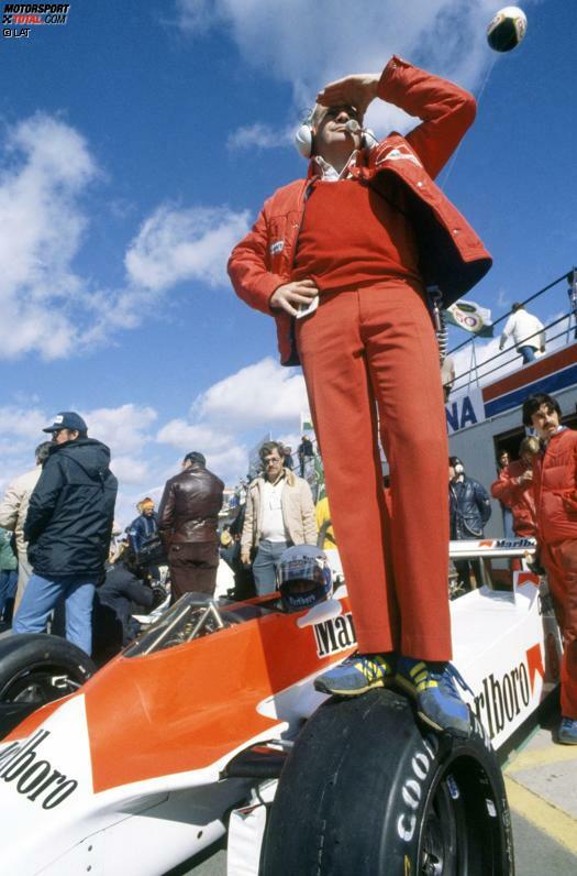 1980 muss man sich ganz schön anstrengen, um den Überblick zu behalten. Bereits beim Start sieht McLaren-Teamchef Teddy Mayer eine Kollision zwischen Alan Jones und Nelson Piquet, bei der gleich sieben weitere Fahrzeuge beschädigt werden. Die Rennleitung entscheidet sich für einen Neustart.