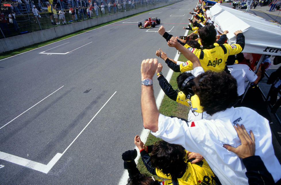 Ein Jahr später feiert Alesi an gleicher Stelle den ersten und einzigen Sieg seiner Formel-1-Karriere. Schumacher sieht bereits wie der sichere Sieger aus, muss wegen eines Elektronikproblems allerdings einen Boxenstopp einlegen, der mehr als 70 Sekunden dauert. Für Ferrari ist es der erste Sieg seit fast einem Jahr.