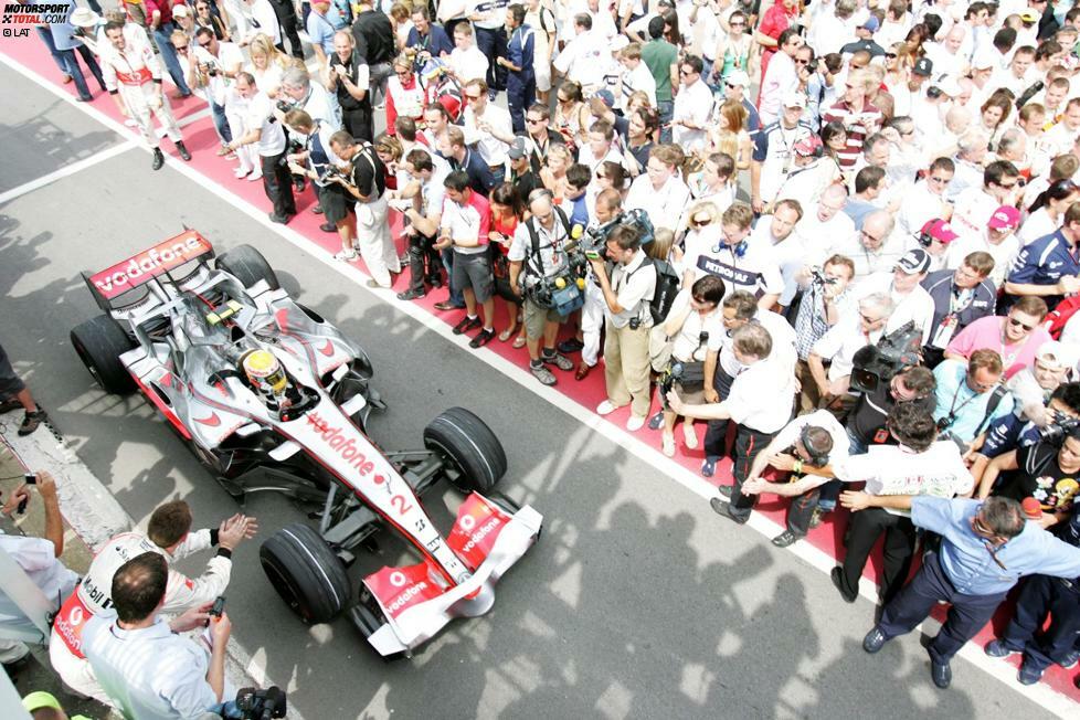 Das erste Mal vergisst man nie: 2007 feiert Lewis Hamilton in Montreal seinen ersten Sieg in der Formel 1. Die Plätze zwei und drei gehen an Nick Heidfeld und Alex Wurz. Die zweite Geschichte des Rennens schreibt allerdings ein anderer Debütant...