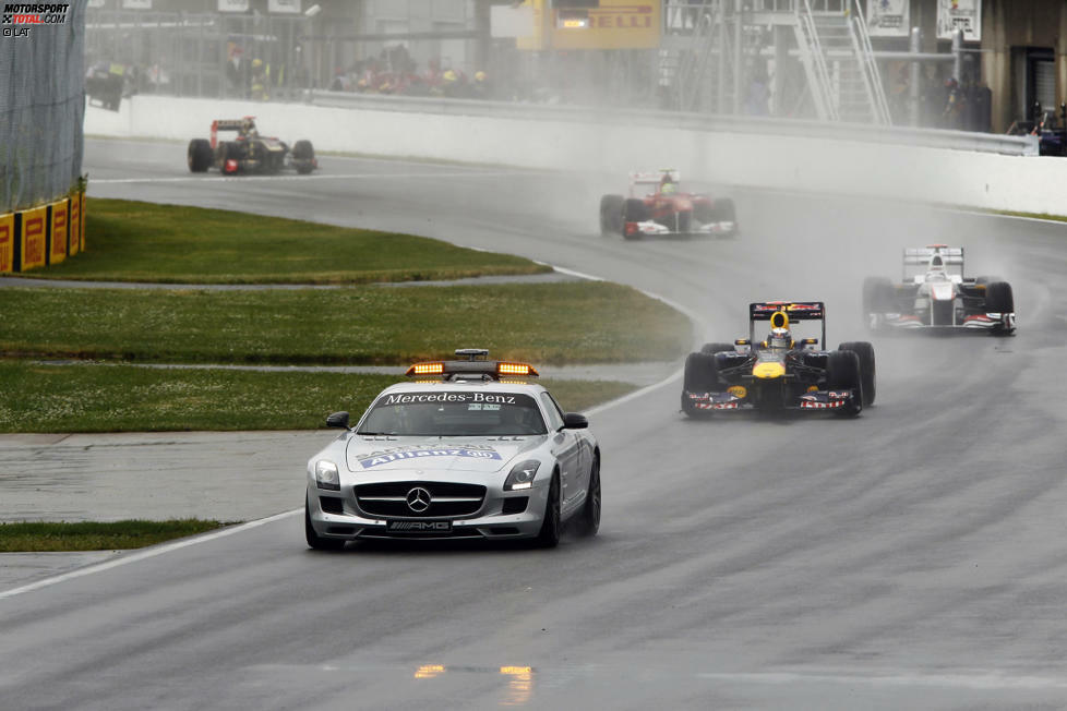 Vorhang auf für das längste Formel-1-Rennen aller Zeiten: Inklusive Unterbrechung dauert der Große Preis von Kanada 2011 4:04:38,537 Stunden. Fünfmal kommt das Safety-Car zum Einsatz, insgesamt werden 30 der 70 Runden hinter dem Fahrzeug von Bernd Mayländer absolviert - Rekord.