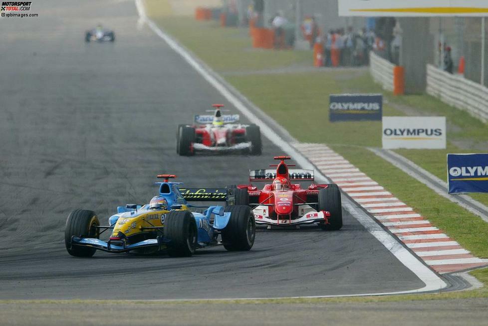 Jacques Villeneuve (Renault) verliert bei seinem Formel-1-Comeback das Duell gegen Michael Schumacher (Ferrari). Schumacher wird 2004 nach Dreher im Einzelzeitfahr-Qualifying, Motorwechsel über Nacht, Start aus der Boxengasse Zwölfter.