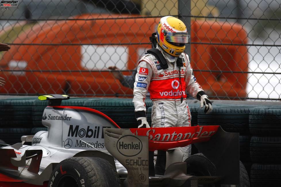 2007 kann Lewis Hamilton mit einem Sieg die Weltmeisterschaft entscheiden. Nach einem Regenguss holt ihn das Team zu spät an die Box, sodass er seine Intermediates bis auf die Karkasse runterfährt - und die Mission Titelgewinn im Kiesbett der Boxeneinfahrt endet.