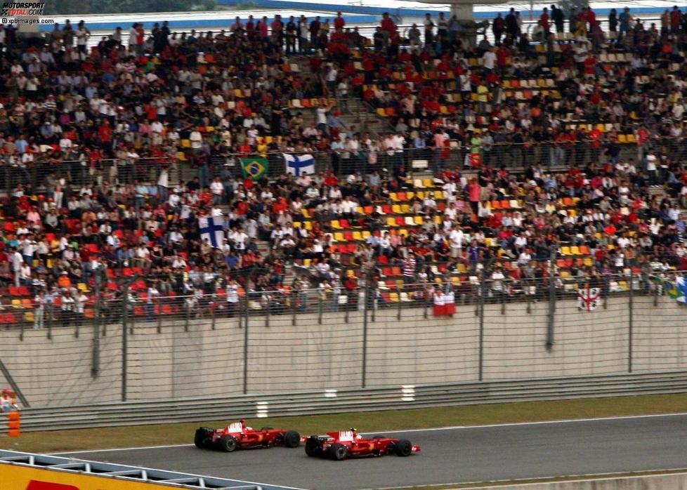 Während Lewis Hamilton (McLaren) 2008 mit einem Sieg den vorentscheidenden Schritt in Richtung WM-Titel und damit die Schmach von 2007 vergessen macht, sorgt eine Stallorder bei Ferrari für Zündstoff: Kimi Räikkönen überlässt Felipe Massa den zweiten Platz.