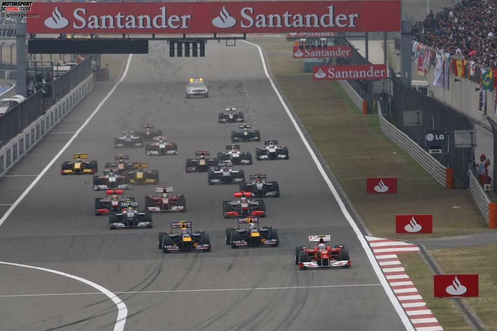 Der Grand Prix von China 2010 geht als eines der turbulentesten Rennen in die Formel-1-Geschichte ein. Fernando Alonso (Ferrari) geht am Start in Führung, kassiert für zu frühes Losfahren aber eine Strafe. Auch danach verläuft das Rennen chaotisch - manche wechseln die Reifen, andere nicht.