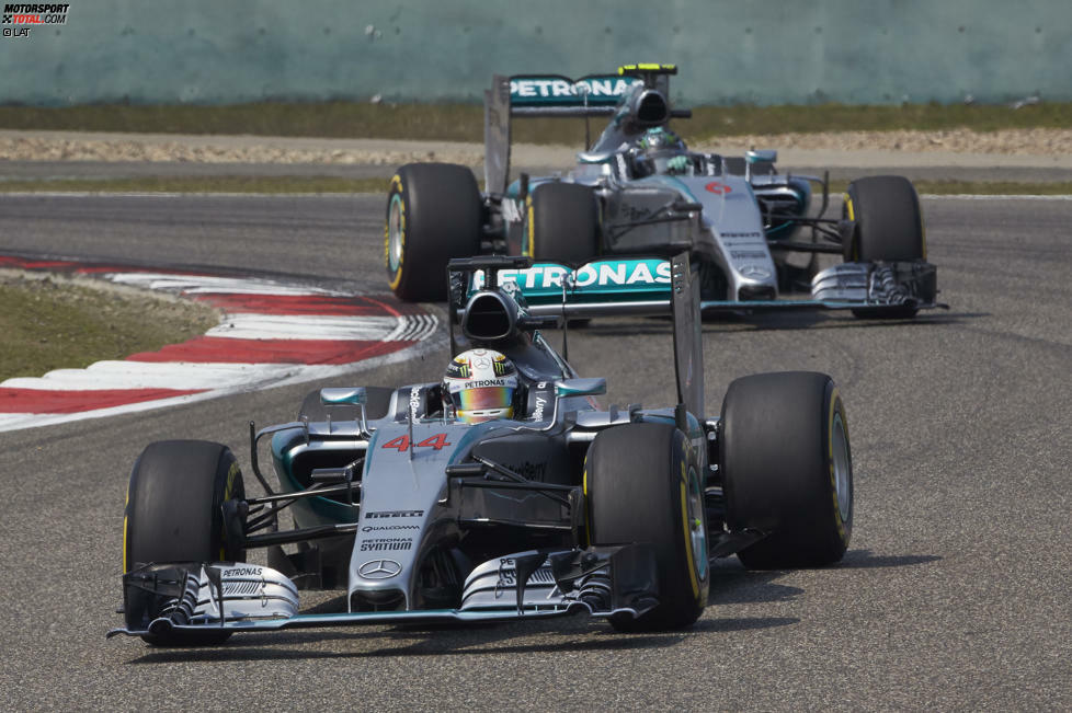 2015 wird es kurios: Nico Rosberg beschwert sich per Funk, dass Teamkollege und Spitzenreiter Lewis Hamilton zu langsam fährt. Der Deutsche, der allerdings trotzdem nicht angreift, vermutet, dass Hamilton ihn bewusst einbremst. Durch den Funkspruch handelt sich die Formel 1 Hohn und Spott ein.