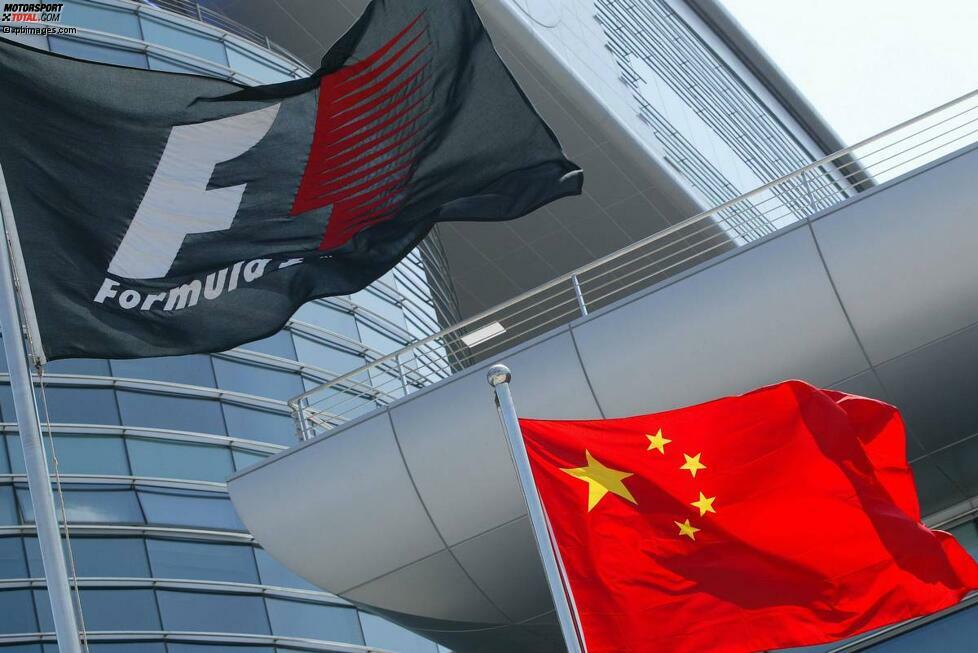 Willkommen im Reich der Mitte! 2004 gastiert die Formel 1 erstmals in China - sehr zur Freude der Automobilhersteller, die das Millionengeschäft wittern, eine Milliarde Chinesen vom Fahrrad runterzuholen und ins Auto zu setzen. Und die kommunistische Regierung lässt sich nicht lumpen, investiert umgerechnet 400 Millionen Euro in die bis heute gigantischste Rennstrecke der Welt.