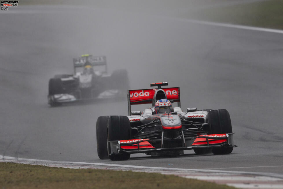 In der Folge führt Jenson Button (McLaren) eine Vierergruppe an, die 40 Sekunden Vorsprung auf den Rest des Feldes hat. Mittendrin auch Nico Rosberg (Mercedes). Aber als das Safety-Car das Feld wieder zusammenschiebt, kommt es zum Showdown zwischen Button und Teamkollege Lewis Hamilton, den Button letztendlich gewinnt. Der Begriff des 
