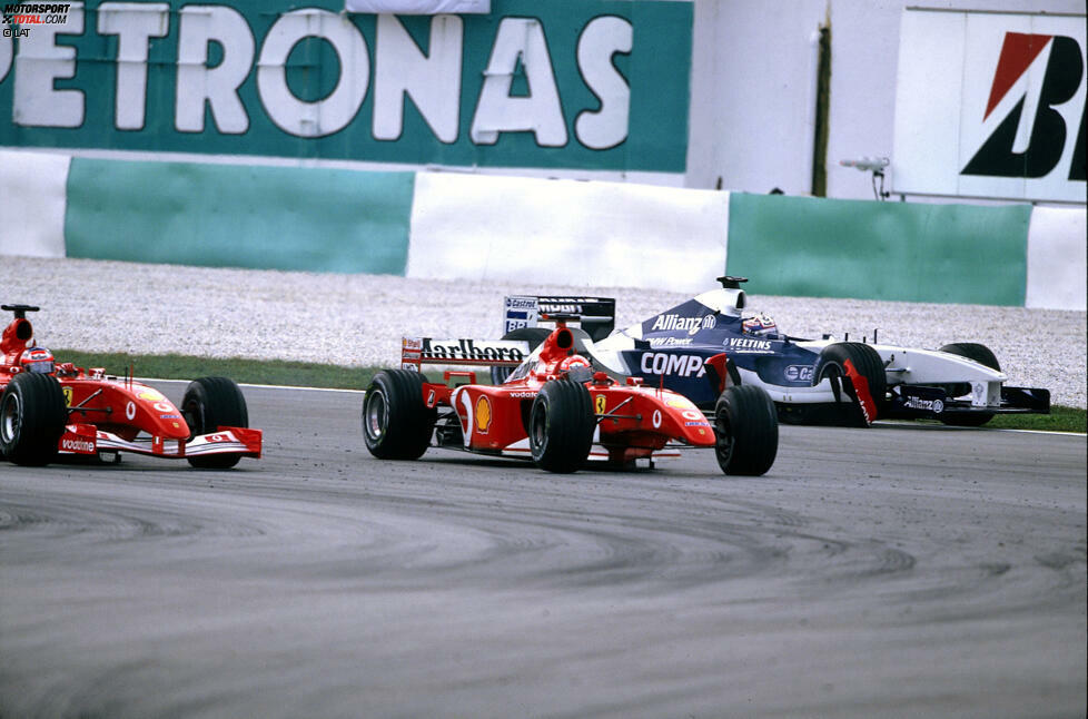 Im Jahr 2002 rutscht Michael Schumachers untersteuernder Ferrari in den Williams von Juan Pablo Montoya. Letzterer kassiert dafür eine umstrittene Stop-&-Go-Strafe. Also spitzt sich der Kampf um den Sieg auf ein Duell zwischen Ralf Schumacher (Williams) und Rubens Barrichello (Ferrari) zu - mit unterschiedlichen Strategien: Schumacher setzt auf einen Stopp, Barrichello auf zwei.