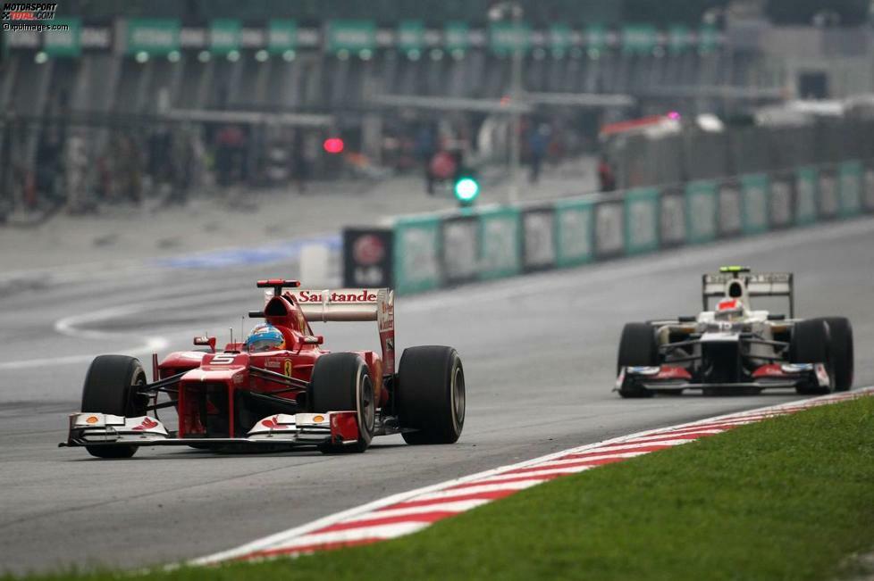 Doppel-Pole für McLaren, Michael Schumacher (Mercedes) auf dem dritten Startplatz im Jahr 2012. Aber im Regenrennen kristallisiert sich Fernando Alonso im vermeintlich hoffnungslos unterlegenen Ferrari als Führender heraus, gefolgt von Überraschungsmann Sergio Perez (Sauber), der dank eines frühen Reifenwechsels nach vorne gespült wird - und bei seiner Aufholjagd auf Alonso dann fast von der Strecke. Am Ende bleibt dem Mexikaner mit Ferrari-Motor nur der zweite Platz.