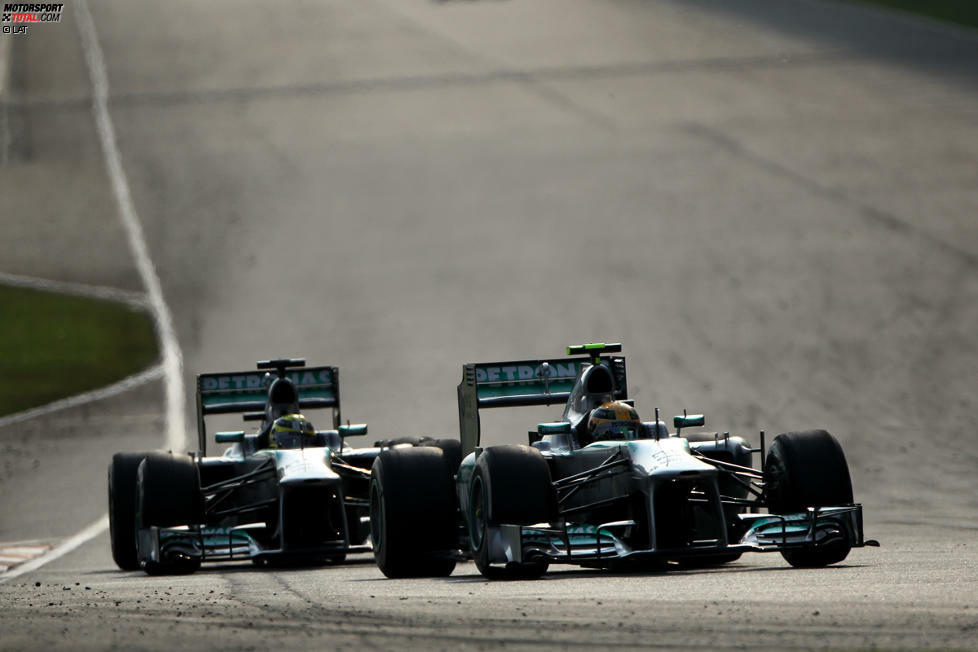 Im Schatten der Red-Bull-Kontroverse geht fast unter, dass auch Mercedes eine Stallorder ausspricht, Nico Rosberg nicht an Lewis Hamilton vorbeigehen darf, der Benzin sparen muss. 