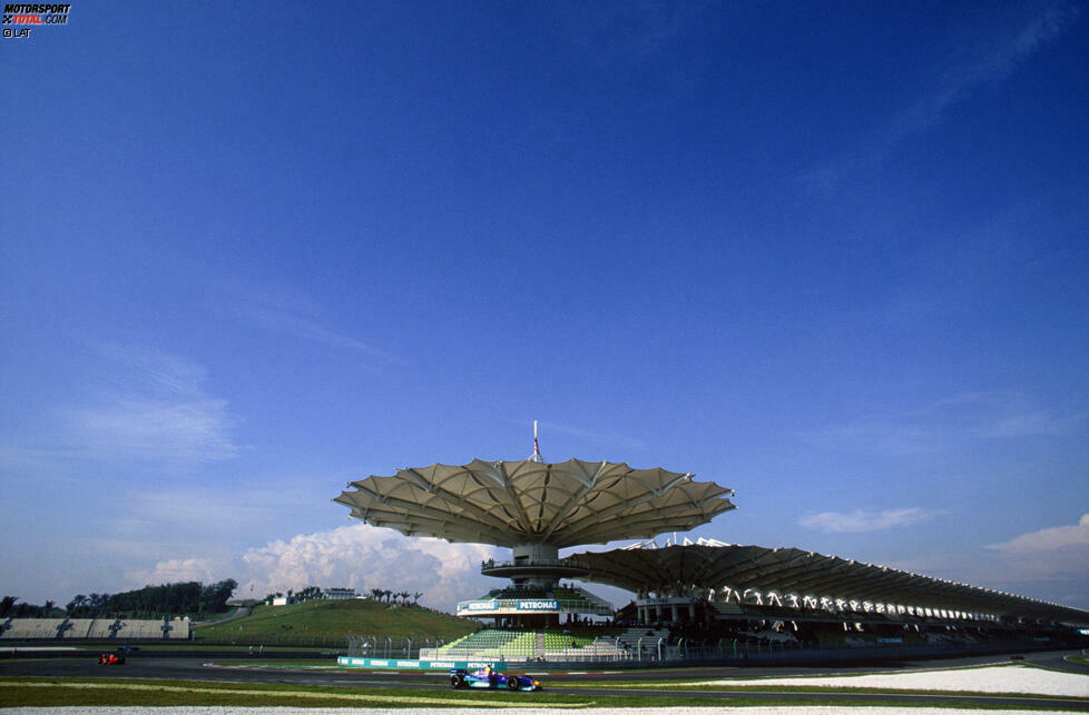Konstruiert von Hermann Tilke (übrigens mit Hilfe unseres Formel-1-Experten Marc Surer), feiert der Sepang International Circuit 1999 seine Premiere in der Weltmeisterschaft. Es ist die erste einer ganzen Reihe neuer Rennstrecken im asiatischen und arabischen Raum, die in den Folgejahren in den Kalender aufgenommen werden.