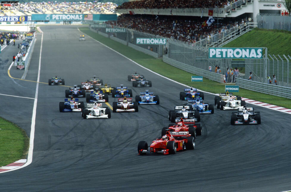 Gefeierter Held des ersten Malaysia-Grand-Prix ist Michael Schumacher: Sechs Rennen oder 98 Tage nach seinem Beinbruch in Silverstone fährt er die Konkurrenz im Qualifying in Grund und Boden, lässt sich im Rennen aber gleich zweimal freiwillig hinter seinen Teamkollegen Eddie Irvine zurückfallen, der den Sieg holt und damit seine WM-Chancen wahrt. Mika Häkkinen (McLaren) wird hinter den beiden Ferrari-Stars nur Dritter. Zunächst.