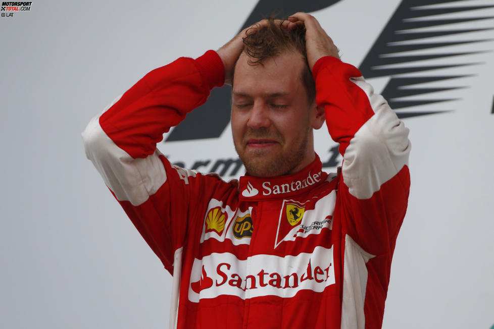 Malaysia 2015 ist eine Sternstunde in Sebastian Vettels Karriere. Bereits beim zweiten Antreten auf Ferrari gewinnt er einen Grand Prix. Ihm hilft eine Safety-Car-Phase, die die überlegenen Mercedes-Silberpfeile zum Boxenstopp nutzen, er aber nicht. Vettel ist den Tränen nahe und sagt: 