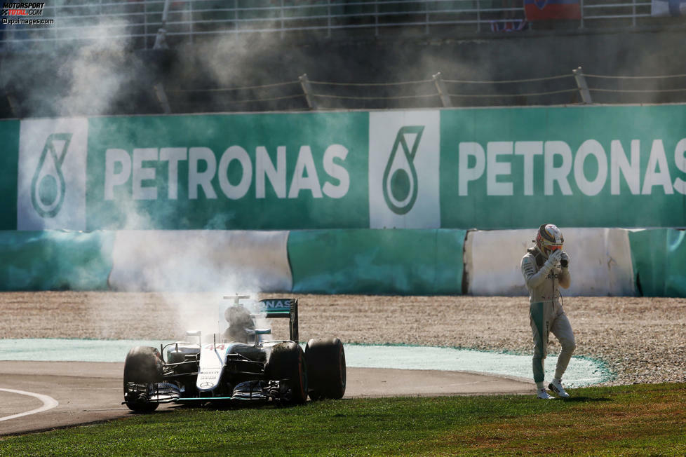 Ein Jahr später wird das Rennen in Sepang - wie sich später herausstellt - zum entscheidenden WM-Lauf. Lewis Hamilton liegt klar vorne, als sein Mercedes-Motor in Flammen aufgeht. 