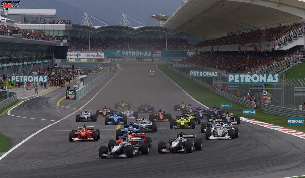 Im Jahr 2000 findet erstmals das Saisonfinale in Sepang statt. Michael Schumacher (Ferrari) steht bereits als Fahrer-Weltmeister fest, doch vom Start weg dominieren zunächst die McLaren-Piloten. Bis Mika Häkkinen wegen Frühstarts eine Stop-&-Go-Strafe aufgebrummt bekommt und David Coulthard nach einem Ausritt vorzeitig an die Box kommen muss.