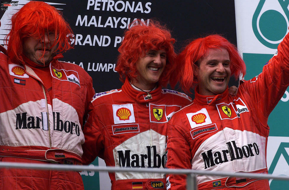 Schumacher staubt den Sieg ab und sichert Ferrari damit zum zweiten Mal hintereinander den Triumph in der Konstrukteurs-WM. Gefeiert wird das erste Ferrari-WM-Double seit 1979 völlig ausgelassen mit roten Perücken.