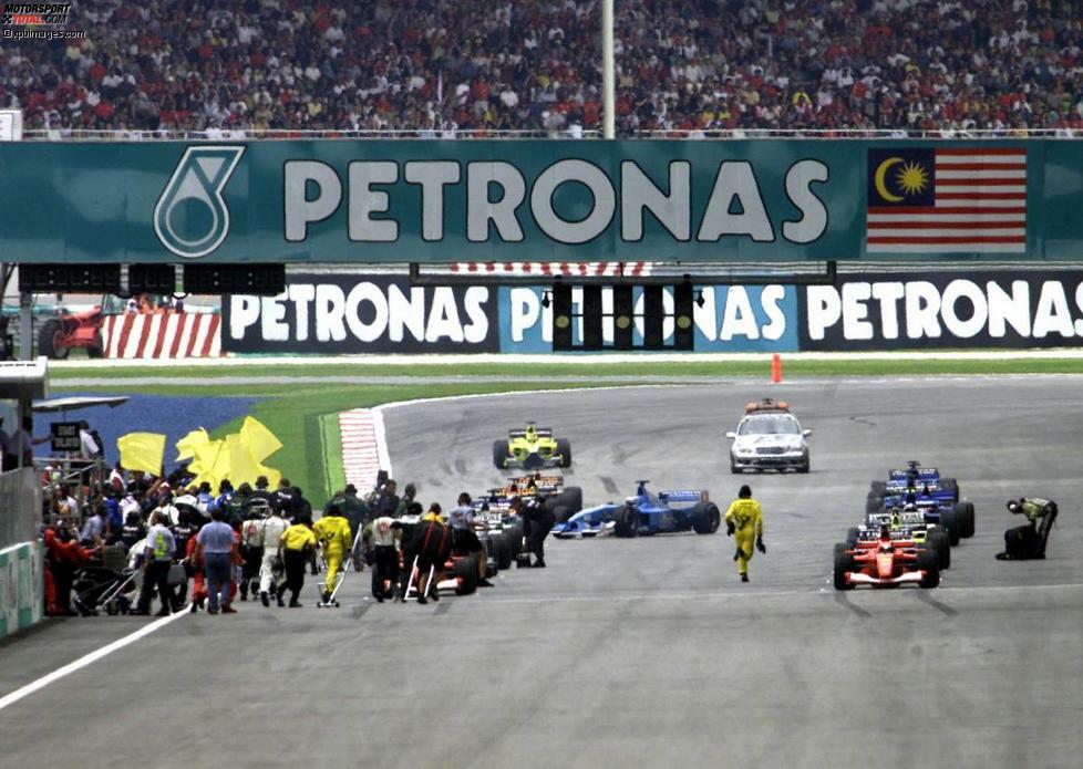 Wenige Monate später macht die Formel 1 erneut Halt in Malaysia - seitdem findet der Grand Prix im ersten Teil der Saison statt. Und das Rennen beginnt schon turbulent, als Giancarlo Fisichella seinen Benetton vor der Aufwärmrunde quer zum Grid parkt, weil er seinen richtigen Startplatz nicht findet. Aber auch Heinz-Harald Frentzen (Jordan), Juan Pablo Montoya (Williams) und Kimi Räikkönen (Sauber) haben schon vor dem Start ihre ersten Probleme.