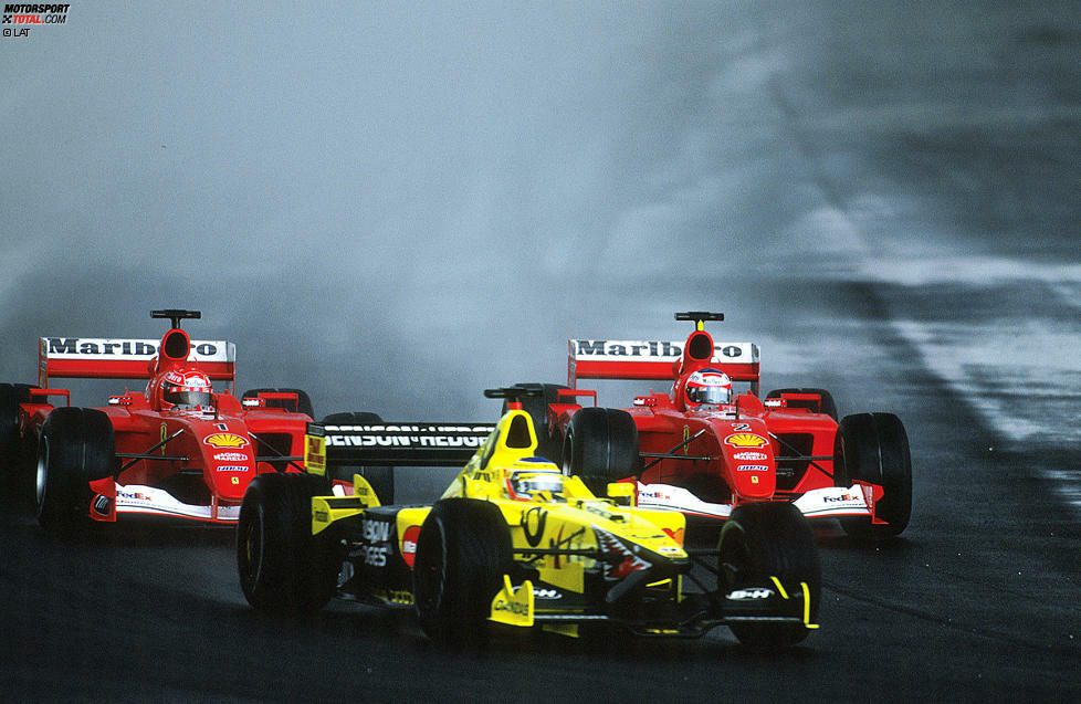 Das Rennen artet dann im totalen Chaos aus, als es in der dritten Runde monsunartig zu regnen beginnt. Die beiden führenden Ferraris kreiseln gleichzeitig von der Strecke, Jarno Trulli (Jordan) übernimmt kurzzeitig die Spitze. Jacques Villeneuve kann seinen BAR selbst hinter Safety-Car-Fahrer Bernd Mayländer nicht auf dem Asphalt halten. Nachdem wieder Ruhe einkehrt, dominieren die Ferraris auf Intermediate-Reifen die Konkurrenz: Michael Schumacher gewinnt fast eine halbe Minute vor seinem Teamkollegen Rubens Barrichello.