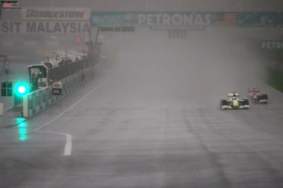 Von der Pole-Position aus gestartet, fällt Jenson Button (Brawn) zunächst auf Platz vier zurück, doch als der große Regen kommt, führt er den Grand Prix von Malaysia 2009 längst wieder an. Wegen unfahrbarer Bedingungen muss das Rennen in Runde 33 vorläufig unterbrochen werden. Es führt Button vor dem richtigerweise mit Intermediates bestückten Timo Glock (Toyota) und Nick Heidfeld (BMW).