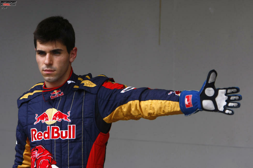 Jaime Alguersuari (2009-2011): Im Alter von 19 Jahren und 125 Tagen gibt der hoch eingeschätzte Spanier 2009 in Ungarn bei Toro Rosso als bis dahin jüngster Fahrer sein Formel-1-Debüt. Empfohlen hat sich Alguersuari dafür im Vorjahr mit dem Meistertitel der britischen Formel 3. Nach zweieinhalb Jahren stehen zwei siebte Plätze für ihn zu Buche. Spätestens nach einer von Kameras gefilmten lautstarken Auseinandersetzung mit Red-Bull-Motorsportchef Helmut Marko 2011 in Südkorea ist allerdings klar, dass Alguersuaris Tage bei Toro Rosso am Ende der Saison gezählt sind. Er hat den Helm an den Nagel gehangen und arbeitet heute als DJ.