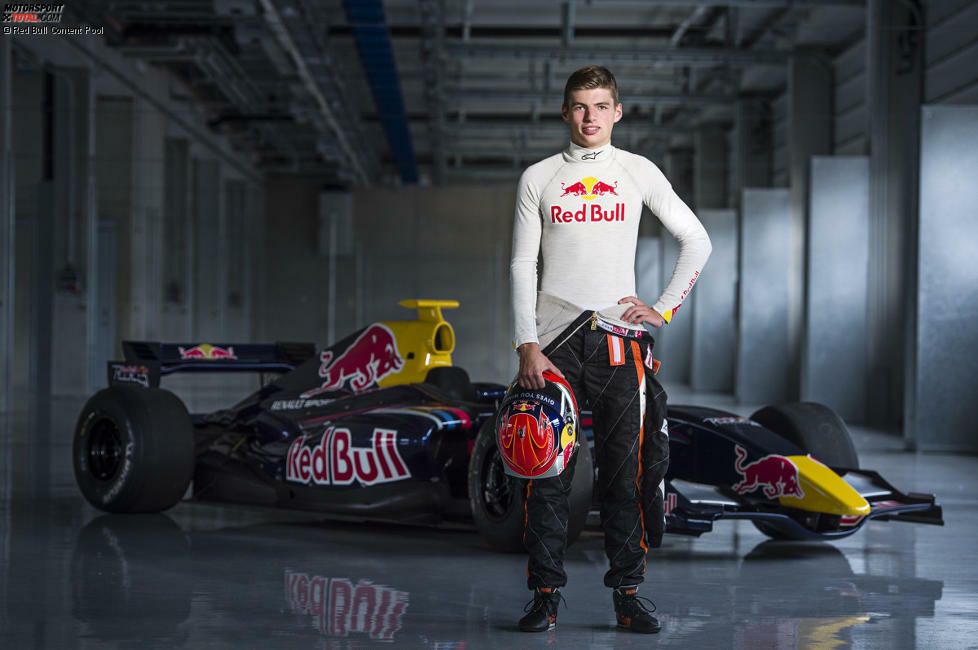 Max Verstappen (seit 2015): Max Verstappens Aufstieg in die Formel 1 erfolgt im Rekordtempo. 2014 absolviert der Welt- und Europameister im Kart in der Formel-3-EM seine erste Saison im Automobilsport. Mit einer Reihe von Siegen zeigt er dort auf Anhieb, dass ein zukünftiger Champion in ihm steckt. Dieses Talent lässt sich Red Bull nicht entgehen. Eine Woche nach der Aufnahme ins Junior-Team wird der Sohn des 106-maligen Grand-Prix-Piloten Jos Verstappen als Toro-Rosso-Stammfahrer für die Saison 2015 bestätigt. Beim Saisonauftakt ist der Niederländer mit 17 Jahren und 5 Monaten jüngster Formel-1-Pilot der Geschichte. Der Rest ist bekannt ...