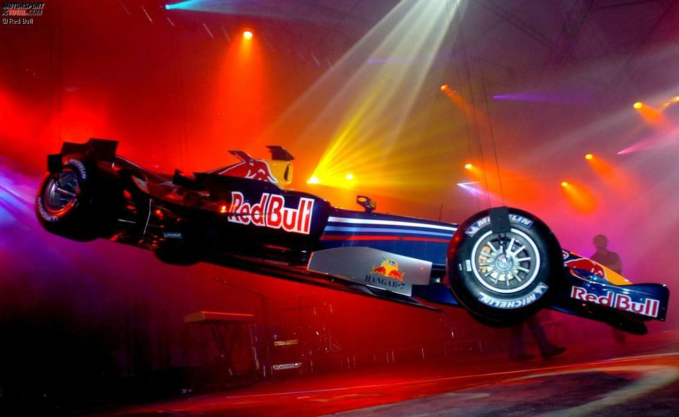 2006: Das wird dem Image von Red Bull doch eher gerecht: Groß aufgezogen wird der Launch des RB2 zusammen mit dem neuen Toro-Rosso-Team. Beide Boliden kommen von der Decke geschwebt und sorgen so für eines der Präsentationshighlights