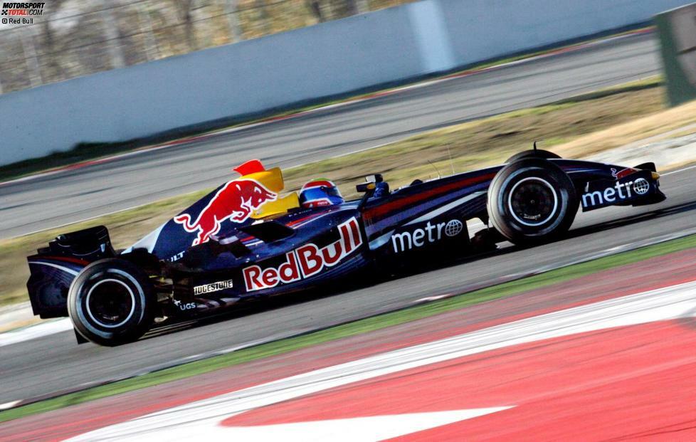 2007: Danach konzentriert sich auch Red Bull auf seine eigene Aufgabe in der Formel 1 und zeigt, dass man nicht nur zum Spaß in der Königsklasse ist. Der RB3 wird in Barcelona einfach vor die Garage gerollt, bevor man mit der Testarbeit beginnt. Mit dem neuen Mann im Team, Mark Webber, holt man so am Nürburgring immerhin einen dritten Platz