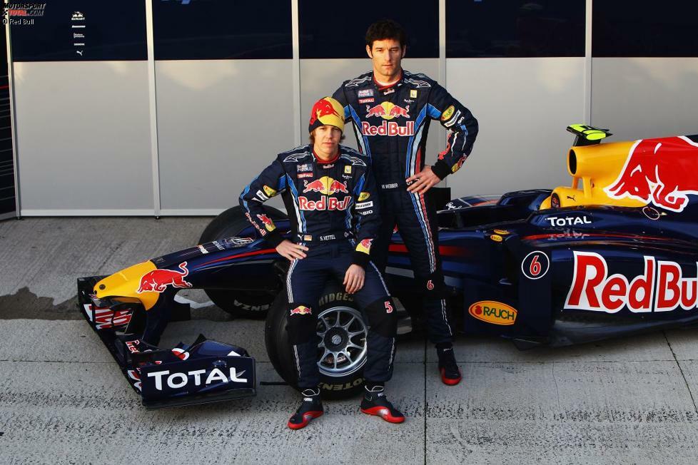 2010: Immer noch mit Mütze stellt sich Sebastian Vettel vor sein neues Dienstgefährt. Zwar ist die Präsentation des RB6 genauso schmucklos wie in den Jahren davor, doch das dürfte Red Bull herzlich egal sein, denn am Ende feiert man in Abu Dhabi zum ersten Mal beide WM-Titel