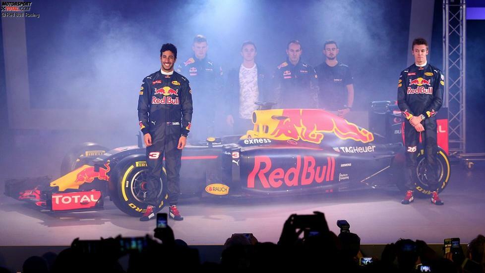 2016: Erst die Lackierung, dann das Auto. 2016 verfährt Red Bull genau anders herum als im Vorjahr und präsentiert den neuen Look in London auf dem alten RB11. Ein bisschen mehr Gelb an der Airbox, der fehlende weiße Hintergrund beim Red-Bull-Schriftzug und der matt wirkende Lack springen ins Auge.