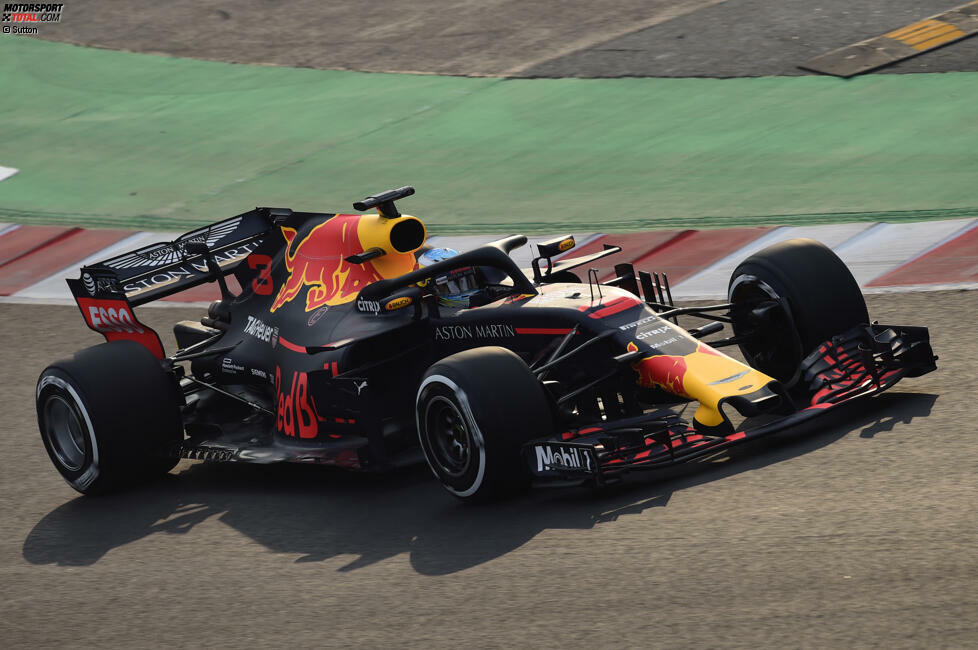 2018: Red Bull zeigt am 19. Februar als erstes Topteam den neuen RB14, allerdings in einer ungewöhnlichen blau-schwarzen Lackierung. Die ersten Bilder werden online veröffentlicht, in Barcelona geht das Team bei den Tests wieder mit gewohntem Design auf die Strecke.