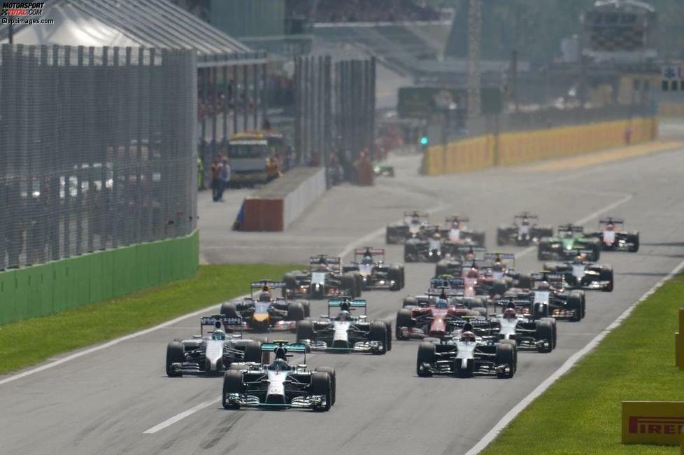 Start zum Grand Prix von Italien: Lewis Hamilton (Mercedes) kommt wegen einer schlecht kalibrierten Kupplung nicht gut weg und fällt hinter Teamkollege Nico Rosberg, Kevin Magnussen (McLaren) und Felipe Massa (Williams) auf Platz vier zurück. Valtteri Bottas (Williams) rutscht sogar von P3 auf P11 ab.