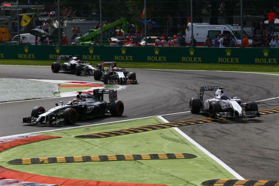 Dessen Teamkollege Magnussen macht dem Finnen das Leben schon schwerer und drängt ihn in der 31. Runde ab. Bottas schnappt sich Magnussen wenig später; die FIA bleibt trotzdem gnadenlos und spricht fünf Sekunden Zeitstrafe aus. Das wirft den Dänen vom siebten auf den zehnten Platz zurück.