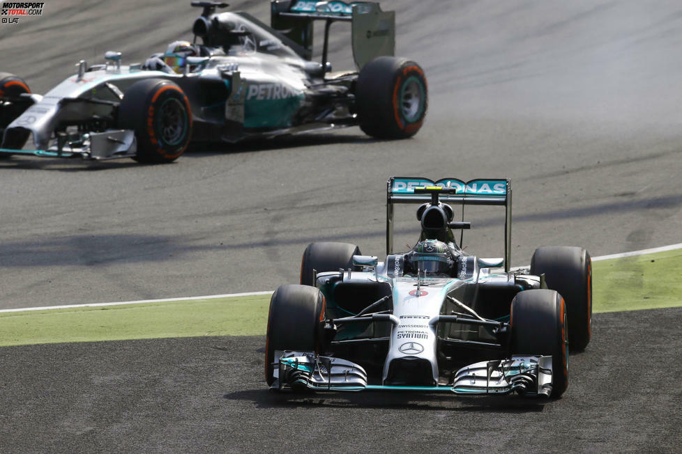 Rosberg und die Rettifilo-Schikane, die Zweite: Just als sich Hamilton zum ersten Mal auf 0,7 Sekunden (und damit ins DRS-Fenster) heranpirscht, unterläuft dem Deutschen 20 Runden später noch einmal der gleiche Fehler. Führungswechsel! Irritierend: Mercedes-Sportchef Toto Wolff bringt das zum Lächeln.