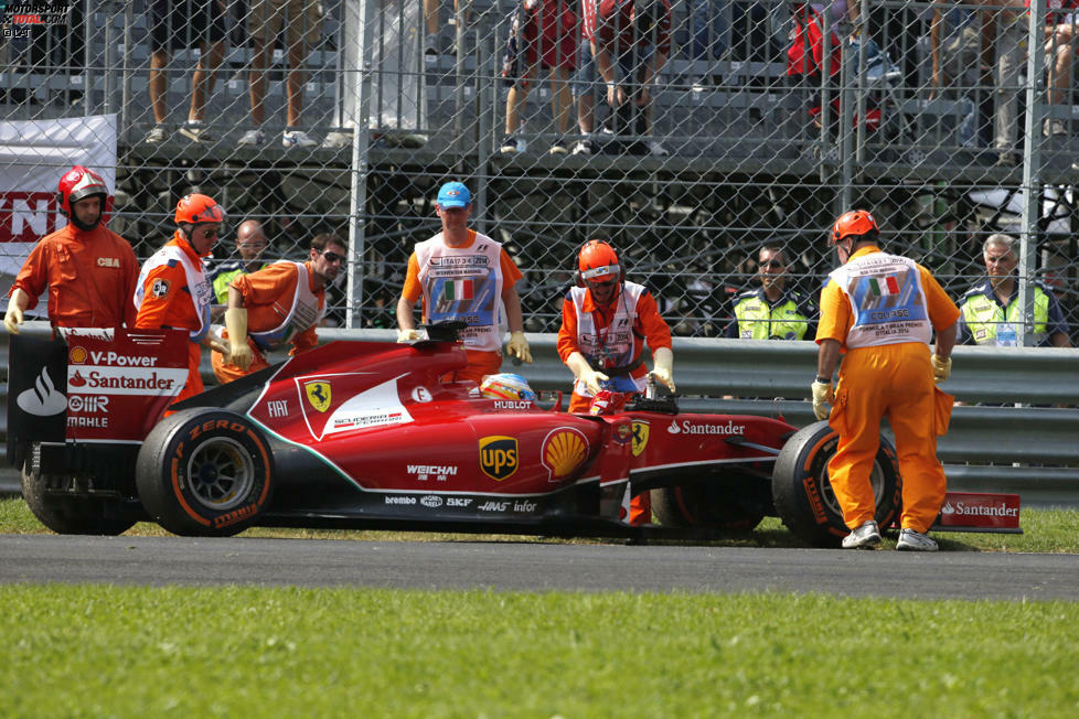 Gleiche Stelle, ein paar Sekunden später: Alonso rollt an zehnter Stelle liegend mit Hybridschaden aus. Für den Spanier ist der erste technisch bedingte Ausfall überhaupt, seit er für Ferrari fährt - und das ausgerechnet beim Heimspiel der Scuderia.