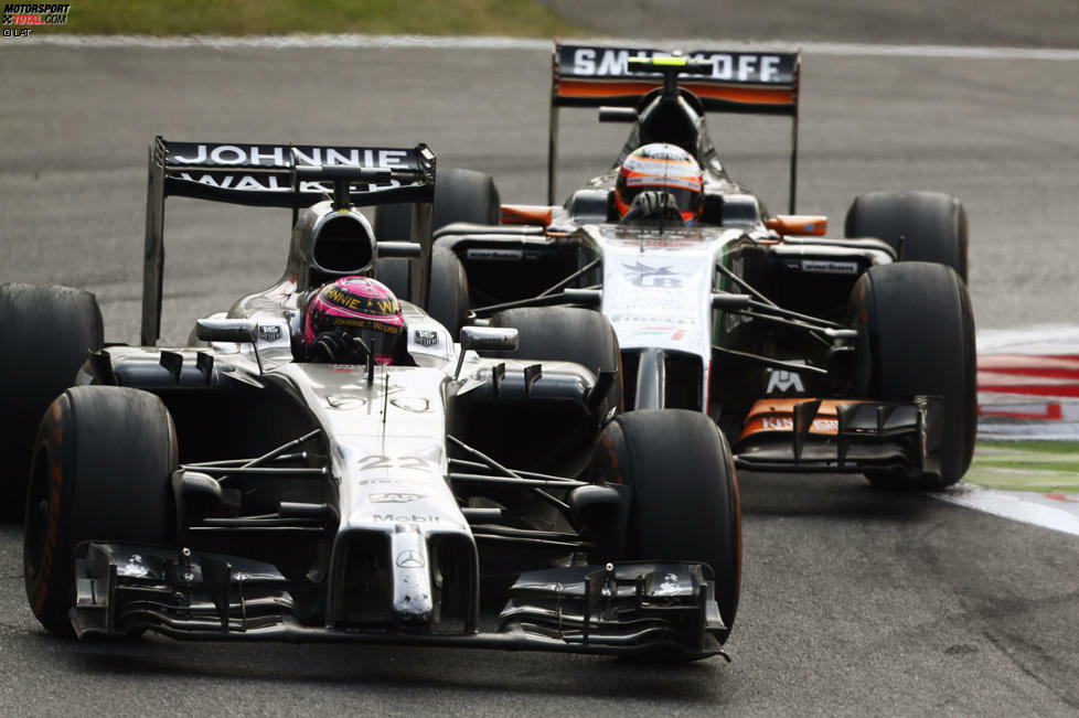 Das heißeste Duell des Rennens, Seite an Seite durch Lesmo: Perez und Button fighten um den achten Platz (der wegen Magnussen zu P7 werden sollte). Ein paar Mal scheint der McLaren schon vorbei zu sein, aber der Mexikaner kann im Infight der Ex-Teamkollegen immer wieder kontern. 