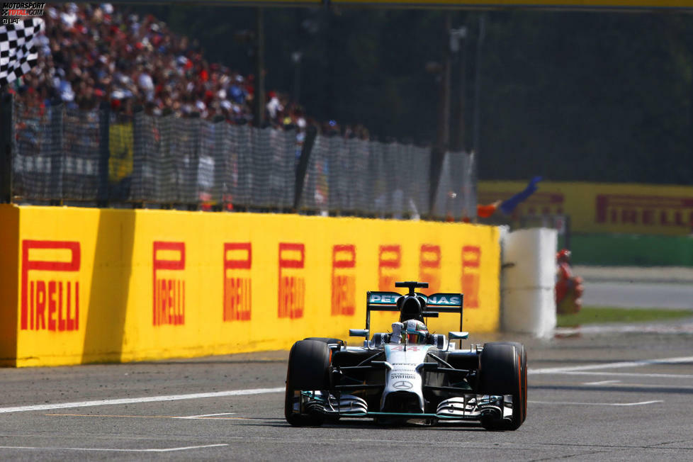 Selbst ein Bremsplatten nach einem Verbremser kann Hamilton nicht mehr stoppen: Zwar werden aus 4,6 Sekunden Vorsprung in der 36. Runde noch 2,9 vor Beginn der 53. und letzten, aber der Mercedes-Pilot gewinnt verdient vor Rosberg, Massa, Bottas und den beiden Red Bulls.